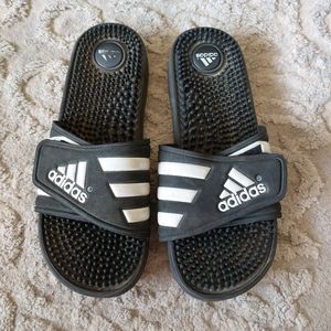 Blsck adidas slides